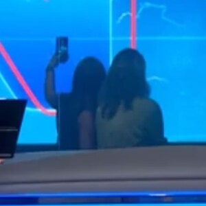 Gafe no 'Jornal Nacional'!: duas mulheres fizeram selfie na escalada (abertura) do telejornal em 15 de junho de 2023