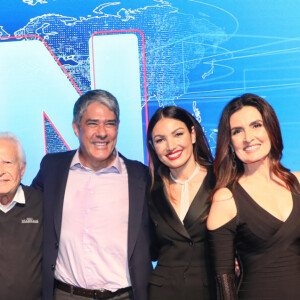 William Bonner posa para foto com ex-apresentadores do 'JN' quando o telejornal completou 50 anos. Na imagem, Renata Vasconcellos, Cid Moreira, Sergio Chapelin, Patricia Poeta, Fátima Bernardes e Alice-Maria Reiniger