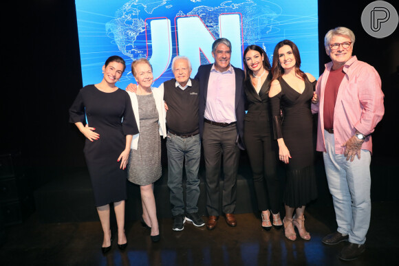 William Bonner posa para foto com ex-apresentadores do 'JN' quando o telejornal completou 50 anos. Na imagem, Renata Vasconcellos, Cid Moreira, Sergio Chapelin, Patricia Poeta, Fátima Bernardes e Alice-Maria Reiniger