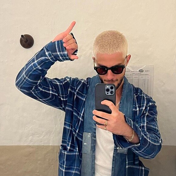Chay Suede ficou loiro.