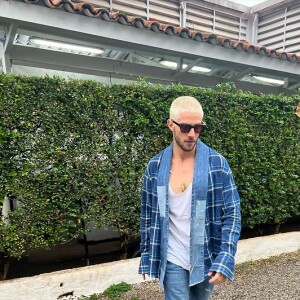 Chay Suede resolveu ficar com o cabelo loiro.