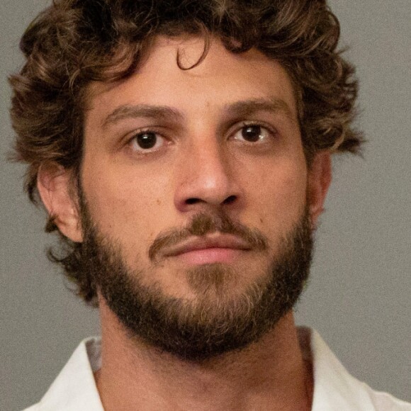 Chay Suede resolveu inovar no seu visual agora que está de férias.