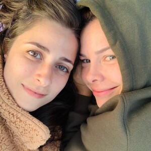 Fernanda Souza mostrou uma foto romântica com a namorada