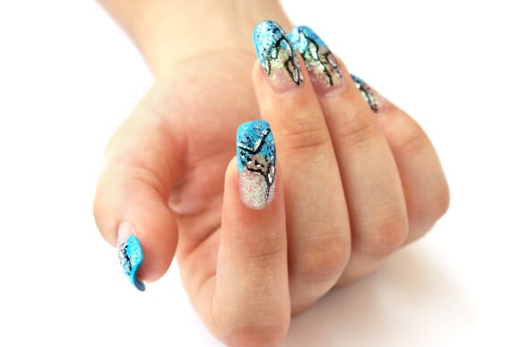 Unha decorada com brilho e múltiplas cores: essa nail art vai conquistar quem tem uma personalidade mais extravagante