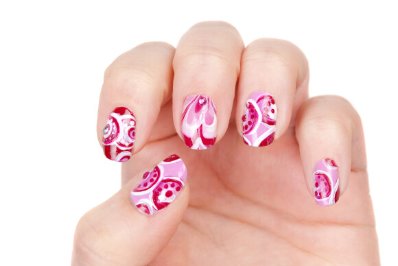 Essa nail art com motivo surreal combina diferentes tons de rosa