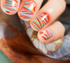 Unhas multicoloridas trazem o mood surreal para as nail arts