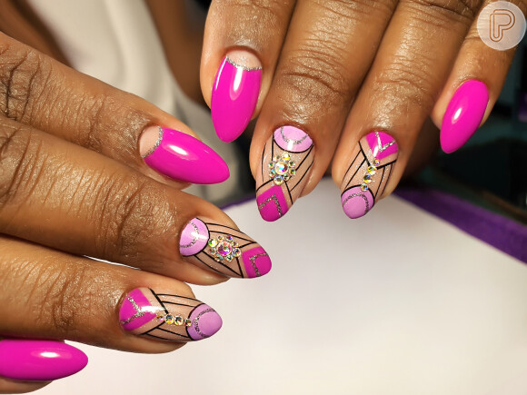 Nail art com arte surreal e esmalte cor de rosa: que tal essa versão?