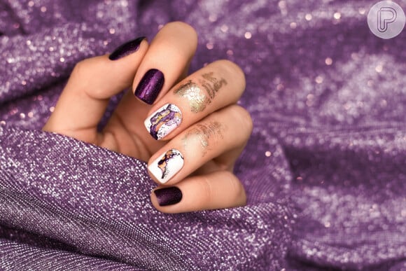 As unhas decoradas com arte surreal também podem ser no estilo filha única