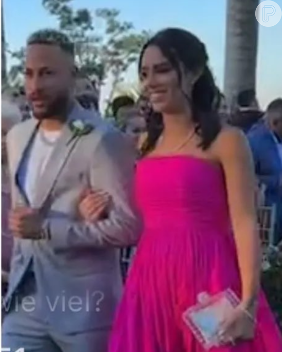 Neymar e Bruna Biancardi surgiram de braços dados em casamento