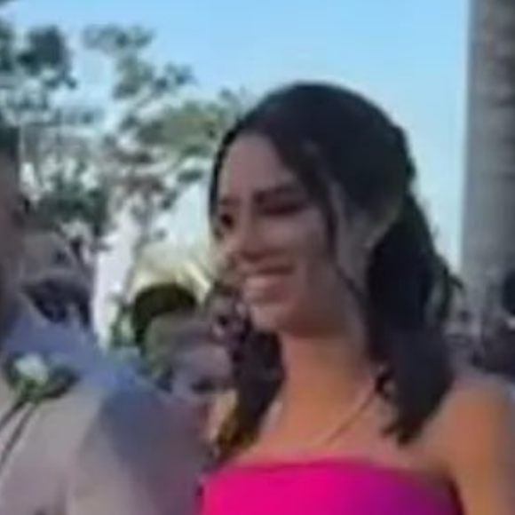 Neymar e Bruna Biancardi surgiram de braços dados em casamento