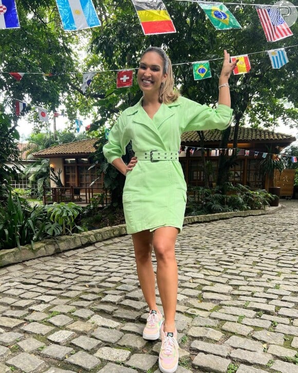 Vestido verde claro com mangas 3/4 foi aposta da apresentadora Talitha Morete