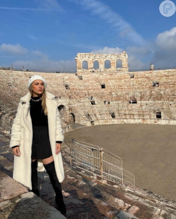 A dupla de vestido e trench coat é uma boa opção para não abrir mão do vestido em dias de frio: Carla Diaz a usou durante viagem na Itália