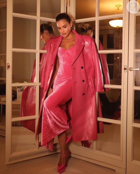 O vestido cor de rosa com efeito peluciado foi combinado por Andressa Suita com trench coat da mesma cor