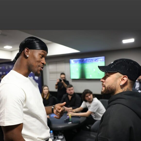 Neymar, o jogador de basquete Jimmy Butler, o lutador e ex-BBB Cara de Sapato e o cantor Marcos (dupla de Belutti) se encontraram em clube para jogar pôquer