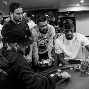 Neymar reuniu amigos como o jogador de basquete Jimmy Butler em uma noite de pôquer em clube de São Paulo