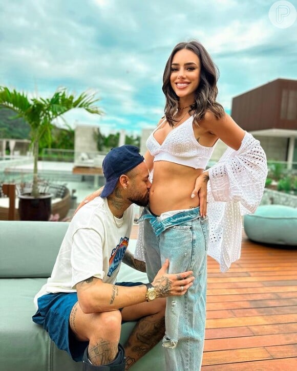 Na foto do colar de Bruna Biancardi, Neymar aparece beijando a barriga da influencer