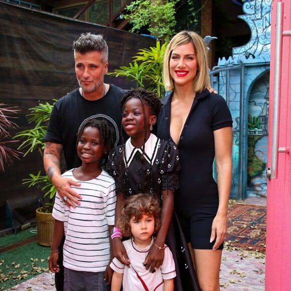 Giovanna Ewbank, Bruno Gagliasso, Títi, Bless e Zyan se fantasiam de Família Addams para aniversário e look de Wandinha chama atenção