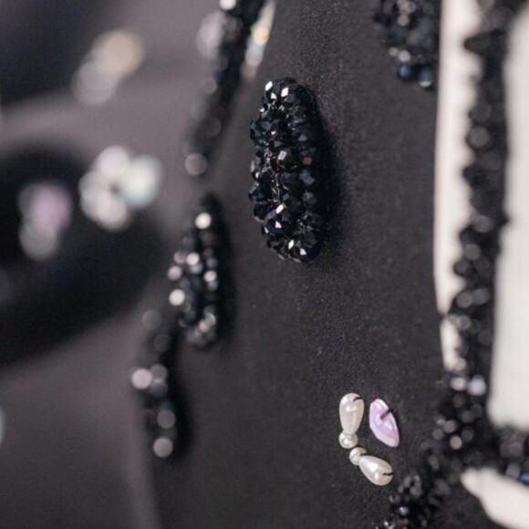 Aniversário da Títi: vestido com detalhes feitos à mão chama atenção em festa inspirada em 'Wandinha'