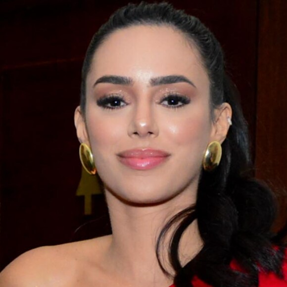 Bruna Biancardi, grávida da primeira filha, destacou a barriguinha de gravidez em evento com Neymar