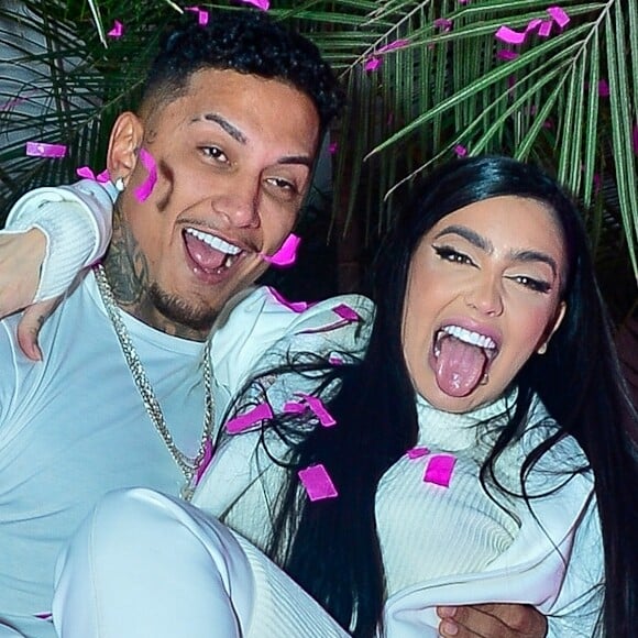 MC Mirella e Dynho fizeram um chá revelação para amigos e familiares descobrirem qual era o sexo do bebê que a cantora está esperando.