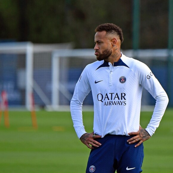 Neymar está no PSG mas pode trocar o time francês pelo Manchester City