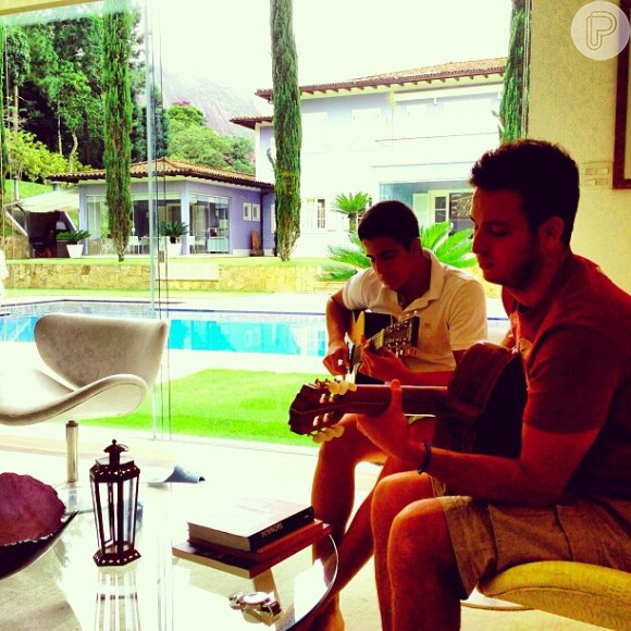 Enzo, filho de Claudia Raia e Edson Celulari, publica foto tocando violão no Instagram, em 31 de março de 2013