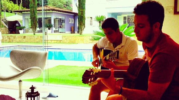 Enzo, filho de Claudia Raia e Edson Celulari, mostra talento no violão