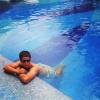 Enzo curte piscina e faz a alegria das fãs no Instagram
