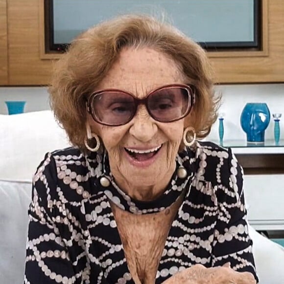 Laura Cardoso tem 95 anos por questão de saúde, ela não está atuando mais, porém a arte não a deixa.