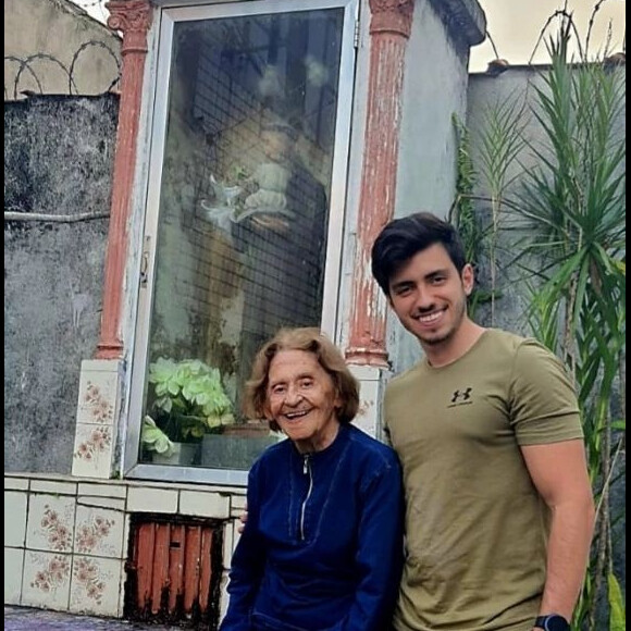 Laura Cardoso com o seu bisneto Fernando perto da casa onde ela morou na juventude.