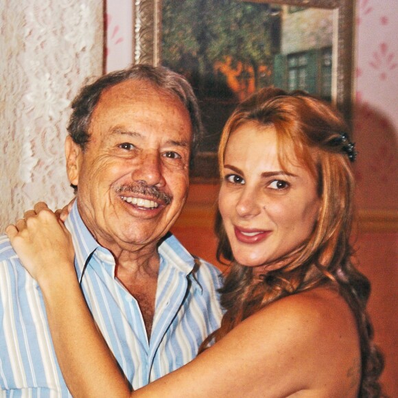 Mulher de Stênio Garcia, Mari Saade se envolveu em 'barraco' para defender o marido, criticado pela aparência após harmonização facial