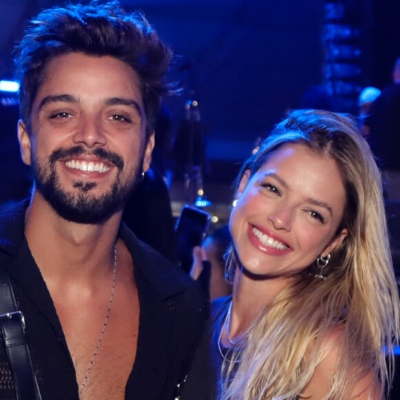 Agatha Moreira fala sobre sua relação com Rodrigo Simas e dá pista sobre 'relacionamento aberto'.