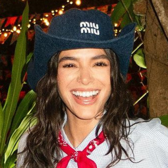 Bruna Marquezine exibe fotos da festa junina com a presença de João Guilherme