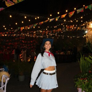 Bruna Marquezine abriu o álbum de fotos da festa junina que ofereceu aos amigos e familiares na última sexta-feira (30)