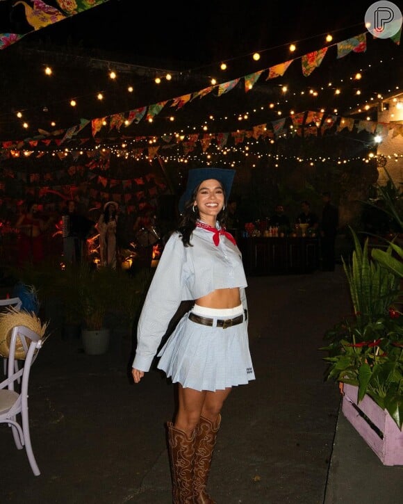 Bruna Marquezine abriu o álbum de fotos da festa junina que ofereceu aos amigos e familiares na última sexta-feira (30)