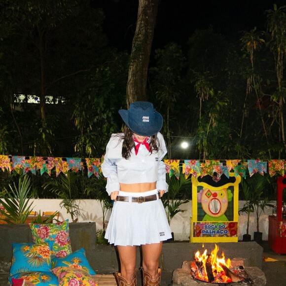 Bruna Marquezine trajou um look de R$ 19 mil para a festa junina