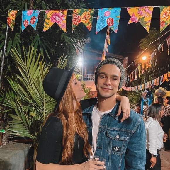 Sérgio Malheiros e Sophia Abrahão também prestigiaram a festa de Bruna Marquezine