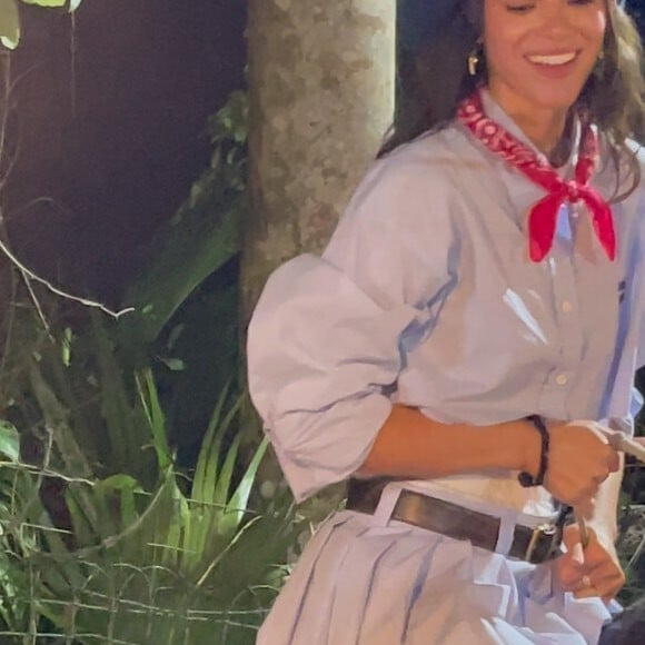 Bruna Marquezine aproveitou o touro mecânico da festa junina