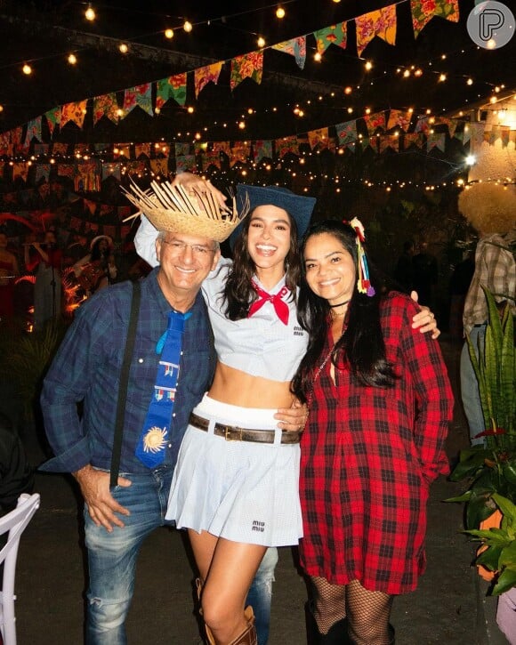 Pais de Bruna Marquezine marcaram presença na festa junina da atriz