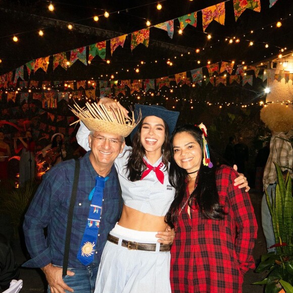 Pais de Bruna Marquezine marcaram presença na festa junina da atriz