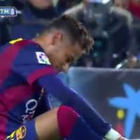 Neymar machuca tornozelo durante partida do Barcelona contra o Atlético de Madri