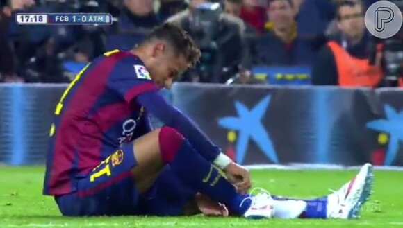 Neymar se machuca em jogo do Barcelona