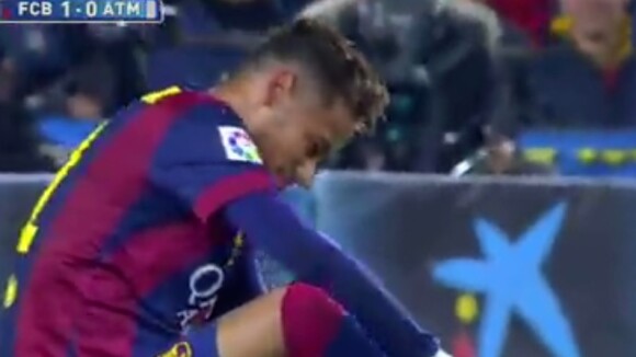 Neymar machuca tornozelo durante partida do Barcelona contra o Atlético de Madri