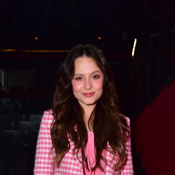 Larissa Manoela escolheu look all pink para prestigiar o noivo, André Luiz Frambach, em pré-estreia no teatro em São Paulo