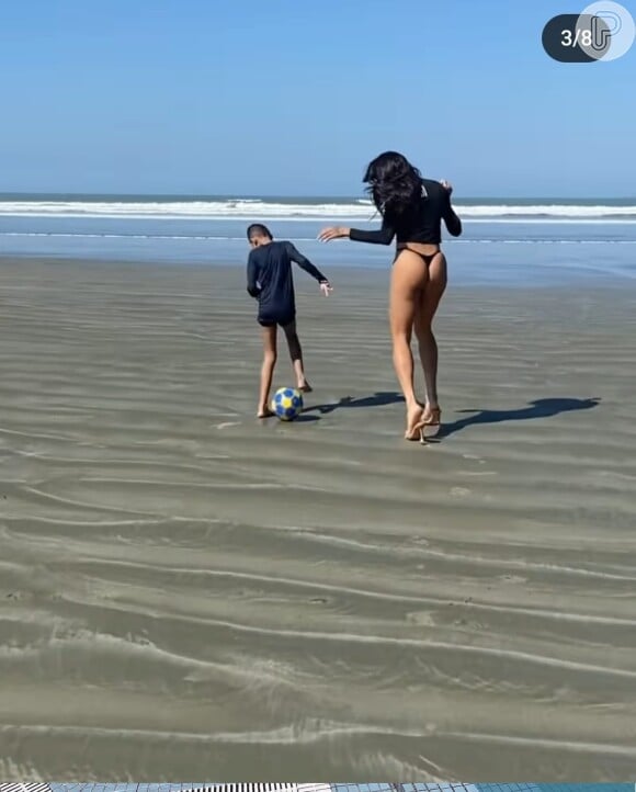 Pabllo Vittar brinca com criança na praia mesmo de salto alto.