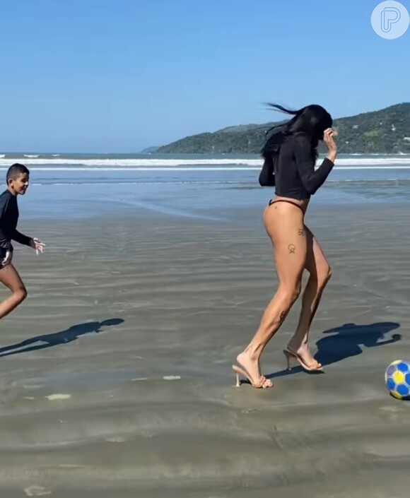 Pabllo Vittar joga futebol na praia e de salto!
