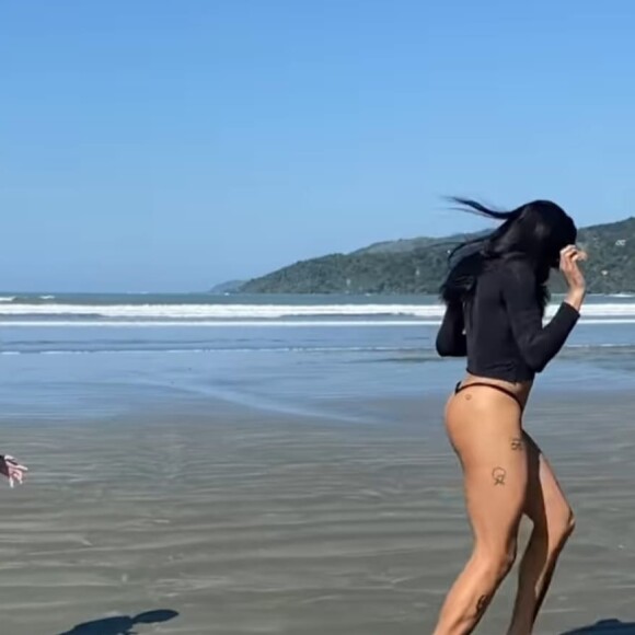 Pabllo Vittar joga futebol na praia e de salto!