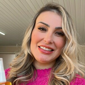 Andressa Urach leva seu filho, Arthur, para o Gruta Azul, casa de entretenimento adulto onde trabalha atualmente