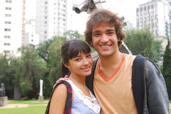 Carolina Oliveira já atual com Humberto Carrão no remake da novela 'Ti-Ti-Ti' que foi feito em 2010.