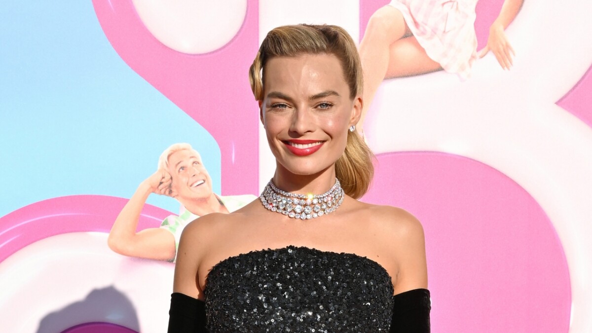 Atriz Margot Robbie posa com diversas roupas da boneca Barbie em